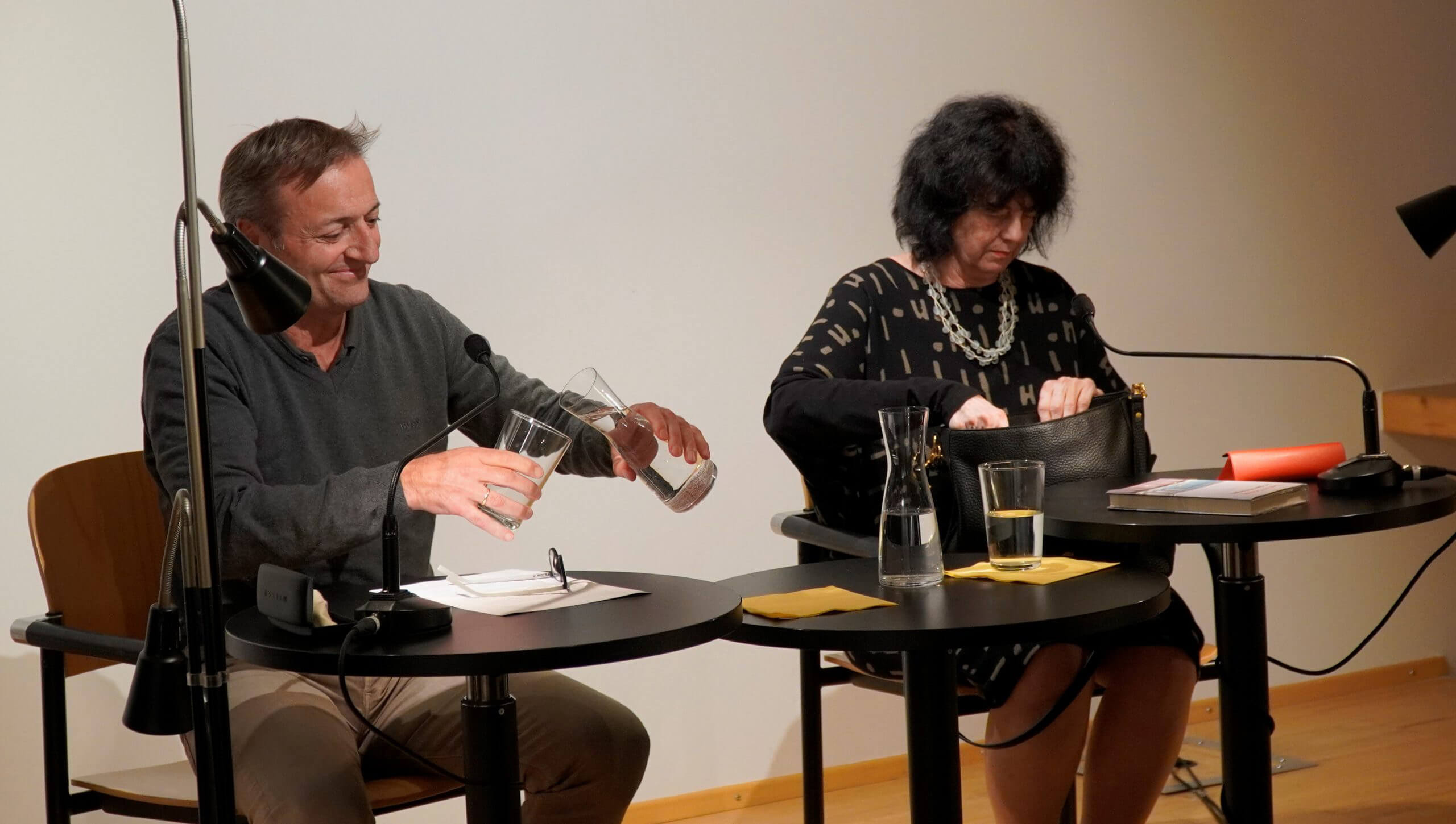 Joe Schlag und Evelyn Schlag während einer Lesung im Literaturhaus
