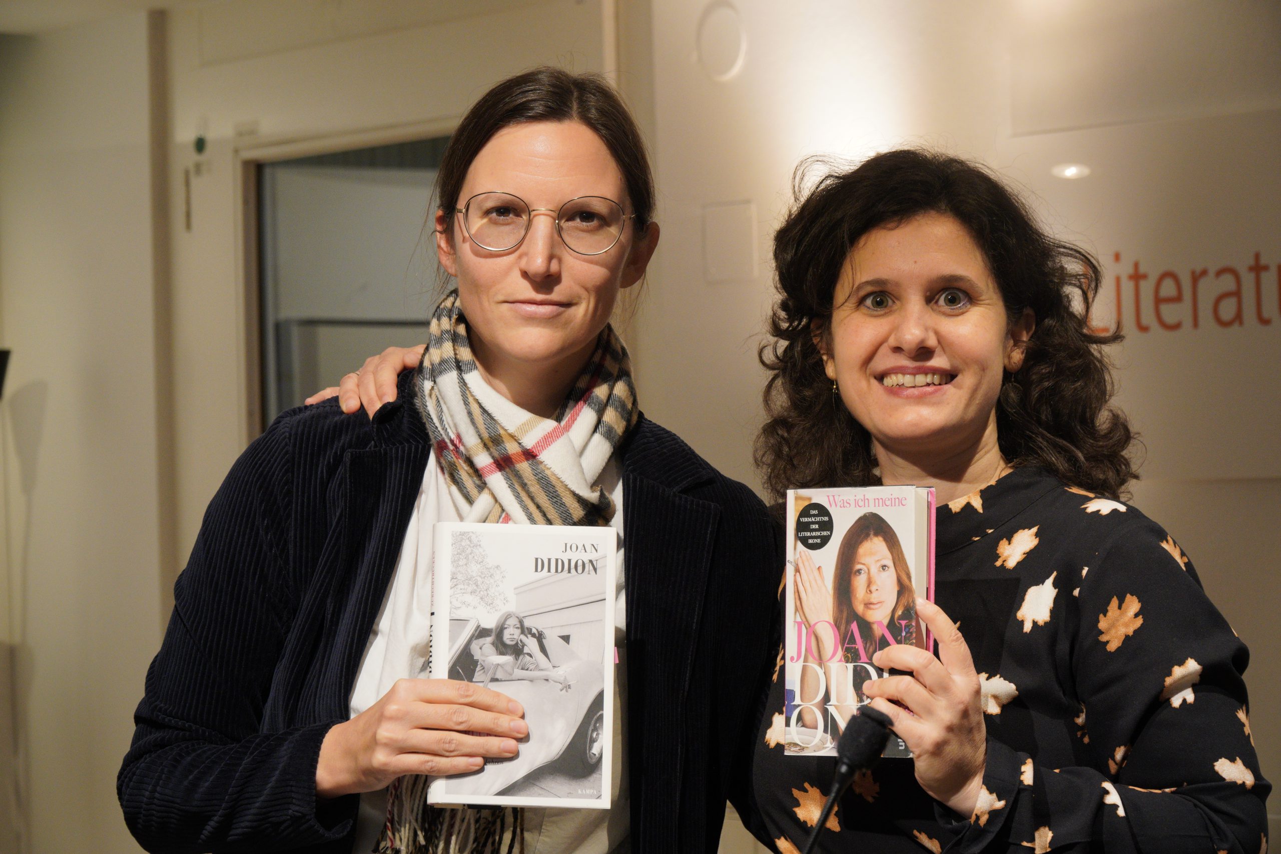 Foto von zwei Frauen die ein Buch präsentieren