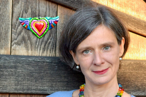 Frauenporträt mit buntem Herz