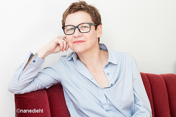 Frau auf rotem Sofa sitzend