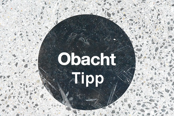 schwarzer Kreis auf hellem Hintergrund mit Schriftzug „Obacht Tipp“